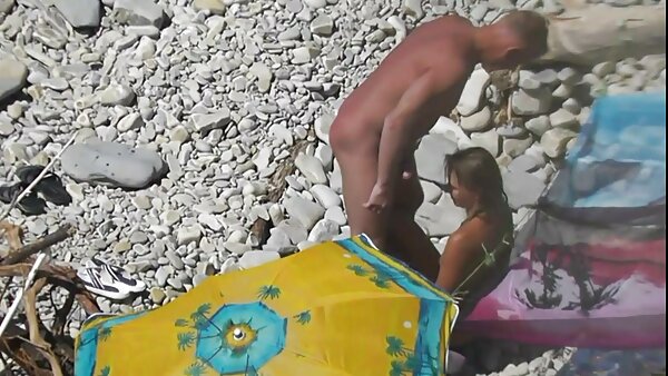 Awek hitam babe menggembirakan zakar budak tunjuk tetek kecil putih