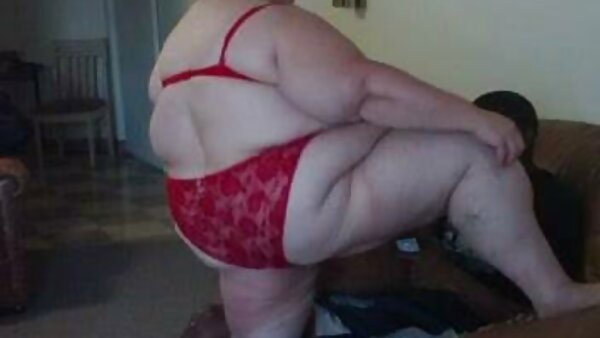 Violet Monroe berambut merah keriting hussy menikmati lollicock besar dalam laman video lucah tekak